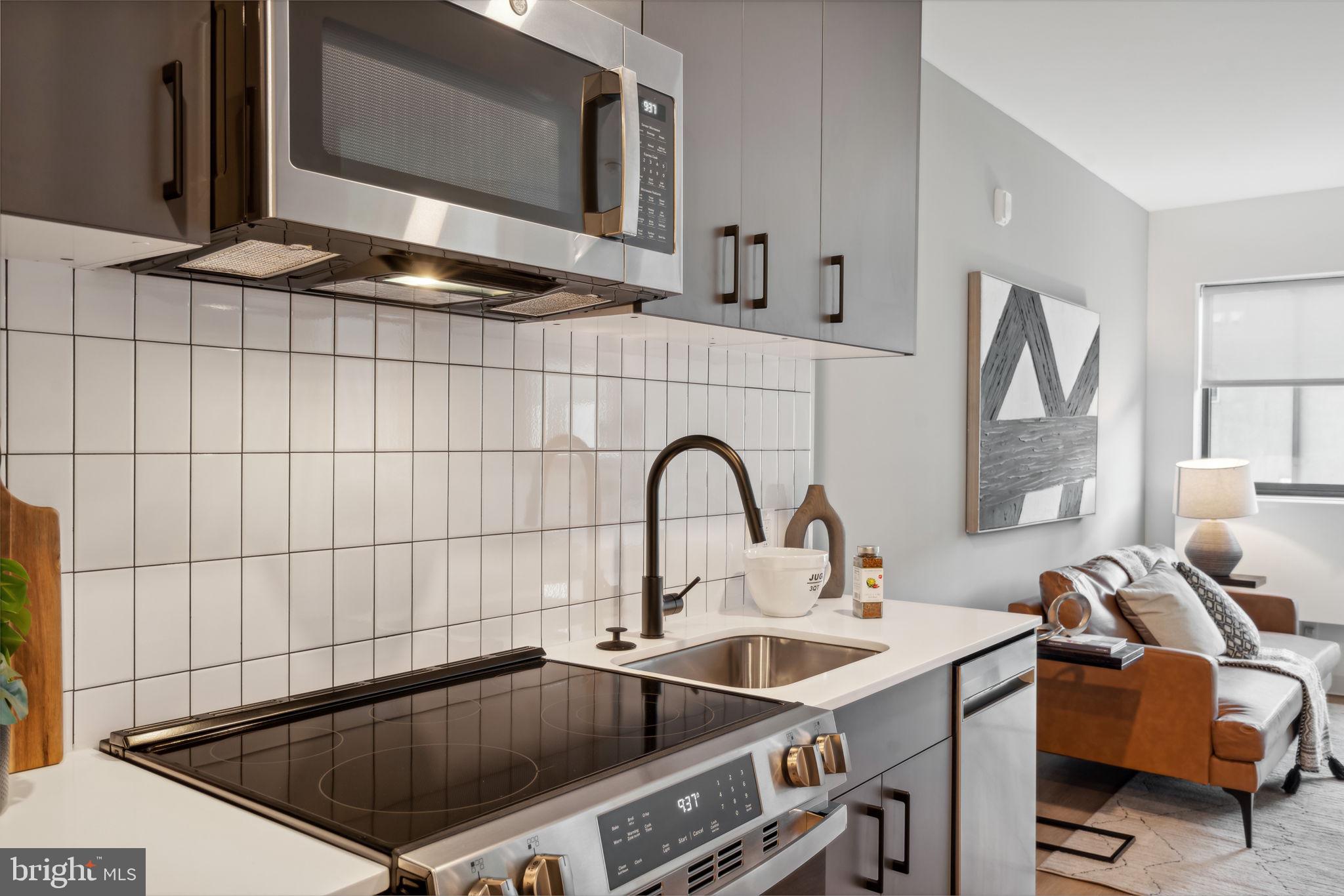 1108-20 N FRONT STREET STUDIO