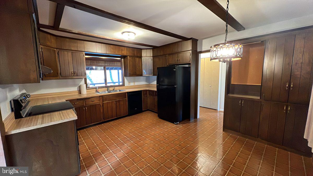 6728 HEMLOCK POINT ROAD