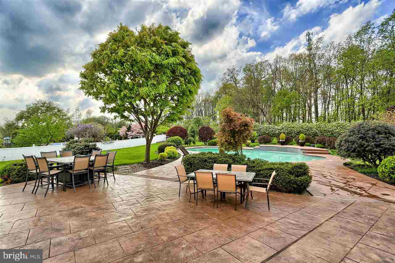 COLONIAL MEADOWS - Residential