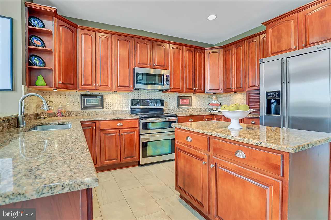 COLONIAL MEADOWS - Residential