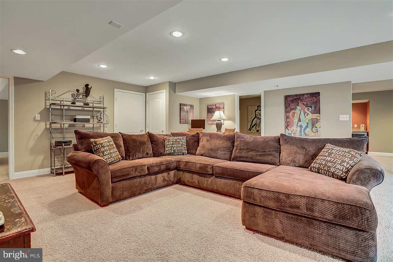 COLONIAL MEADOWS - Residential