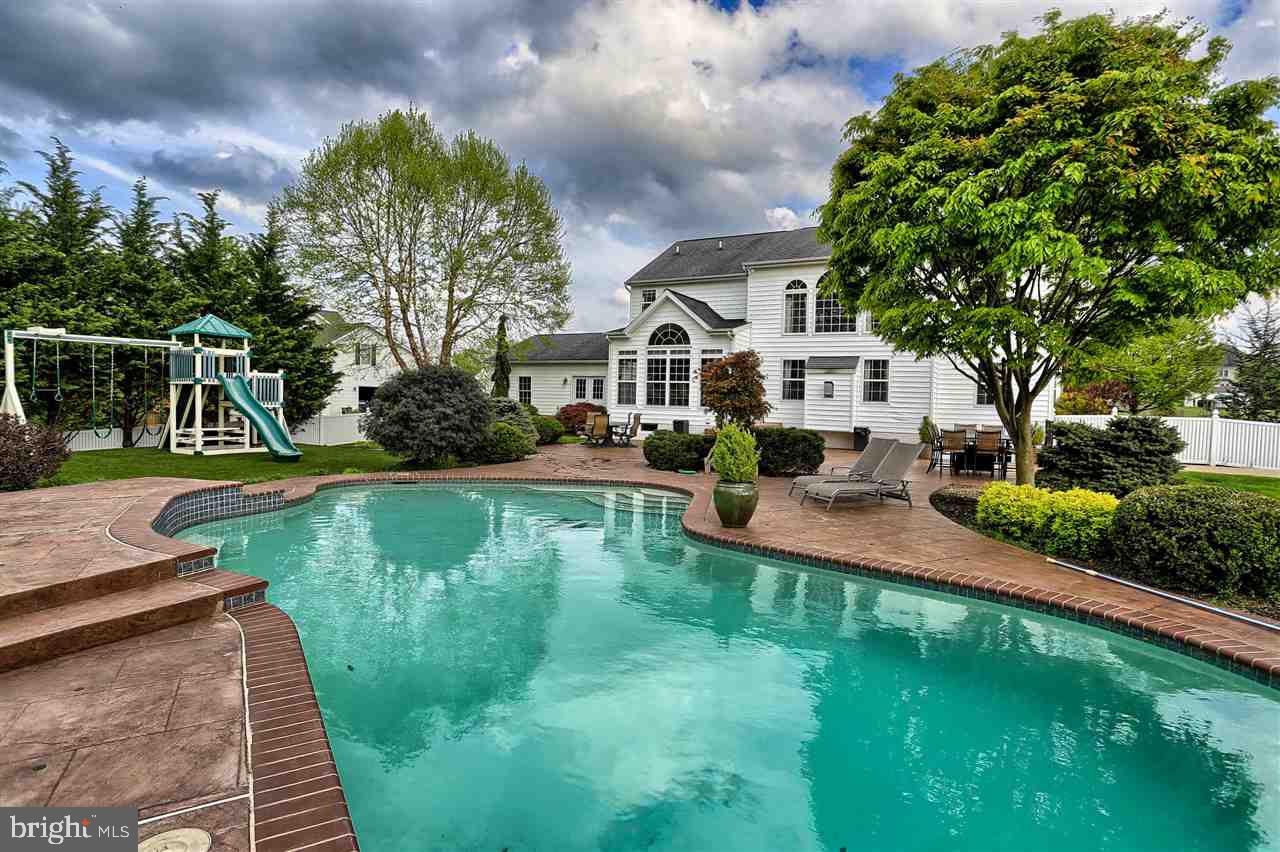 COLONIAL MEADOWS - Residential