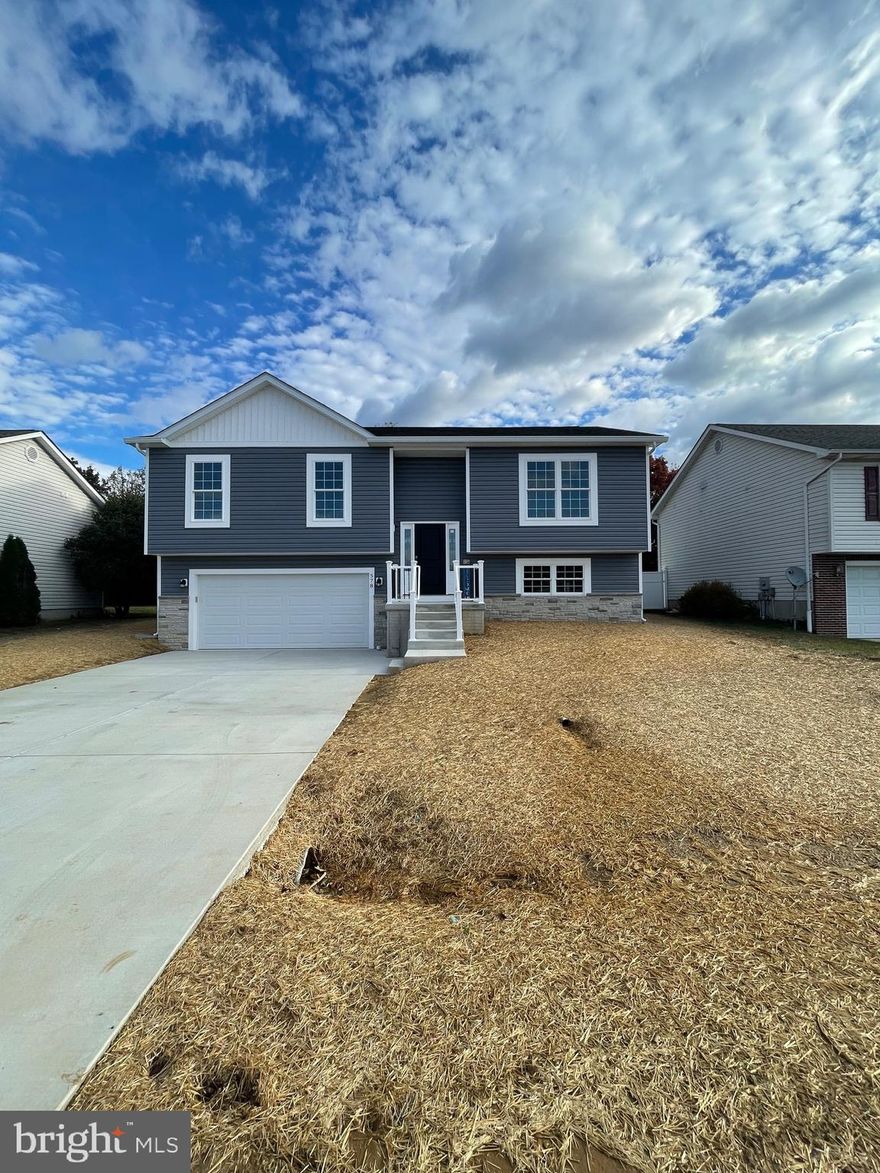 **NEW CONSTRUCTION**   Built in 2025 this 3BR 3BA split foyer in Inwood Meadows neighborhood is only minutes to local dining and  shopping, as well as Martinsburg Regional Airport and I-81. This home features 3BR, 3BA, living room, kitchen/dining combo with a large island leading out to a nice wood deck with steps to the backyard.  Downstairs is a finished basement with a full bathroom, laundry room, family room and a wet bar/kitchenette with it’s own outside entrance as well as access to the 2 car garage. Built with quality materials including quartz countertops,  American wood mark kitchen cabinets,  Simonton energy efficient double hung windows, ceiling fans in every bedroom,  the living room, and downstairs. 30yr architectural shingle roof and a concrete driveway.

Sentrilock Lockbox on the front door.