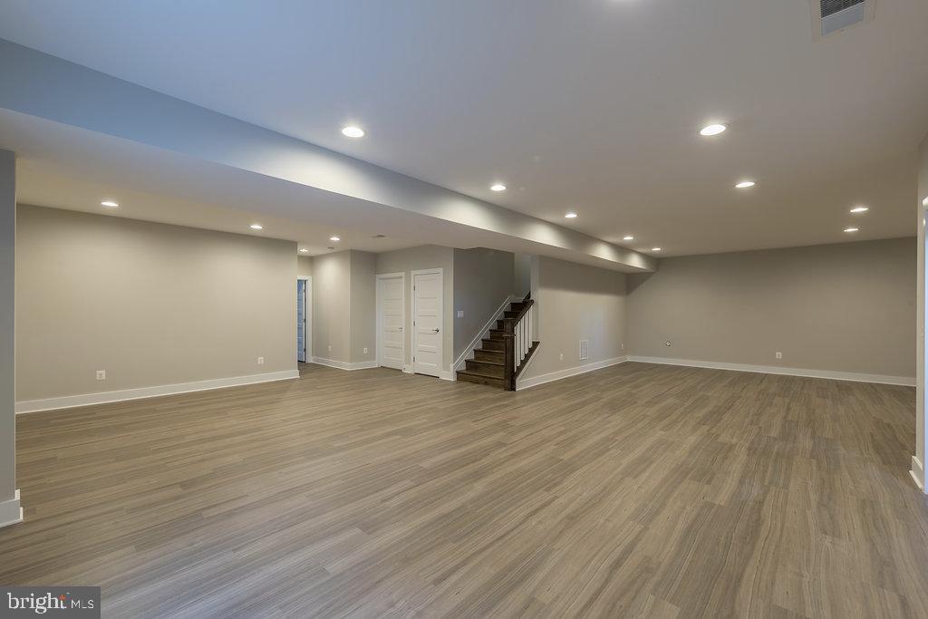 WEST VIENNA WOODS - Residential