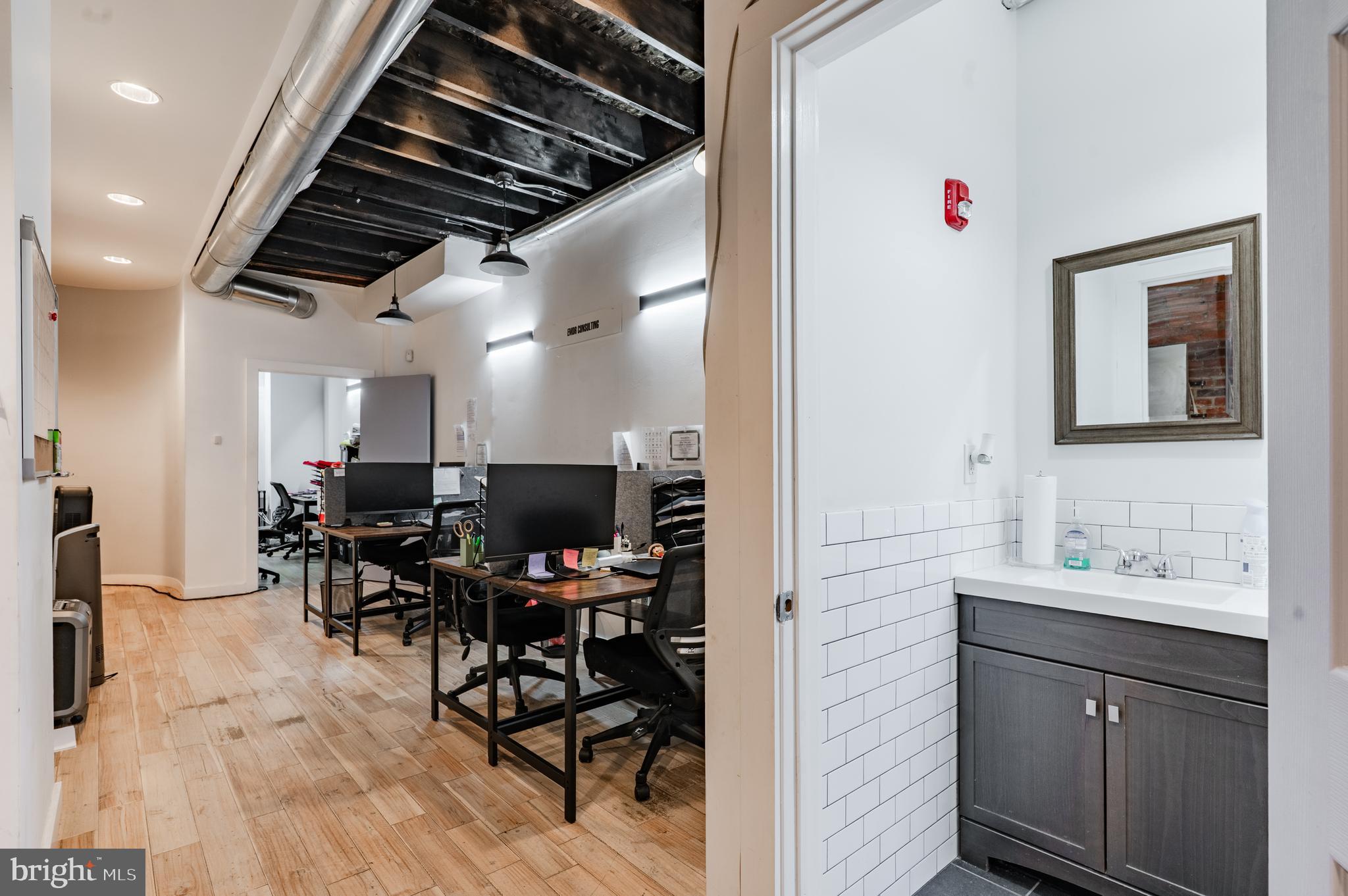 QUEEN VILLAGE - Commercial Lease