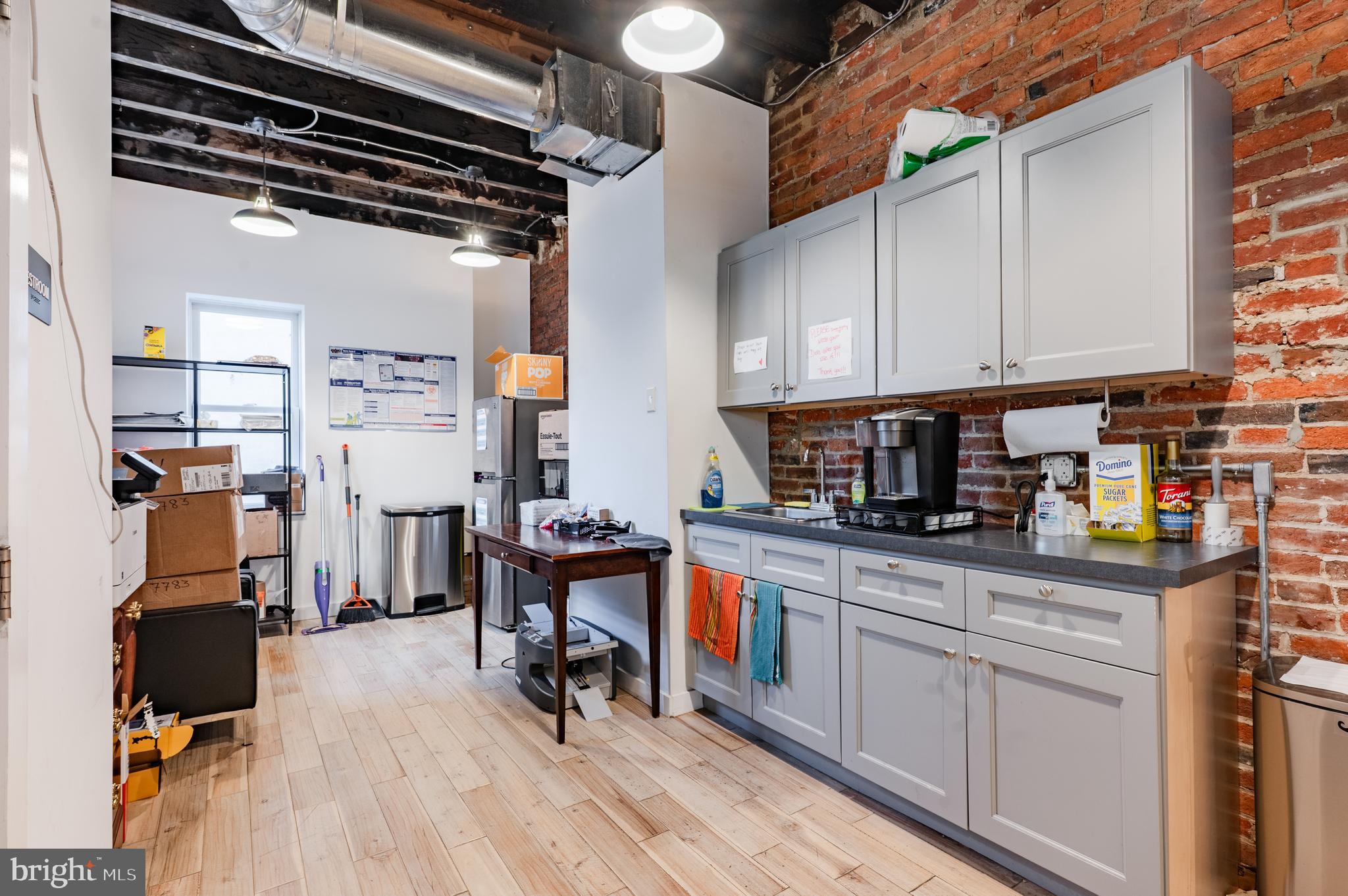 QUEEN VILLAGE - Commercial Lease