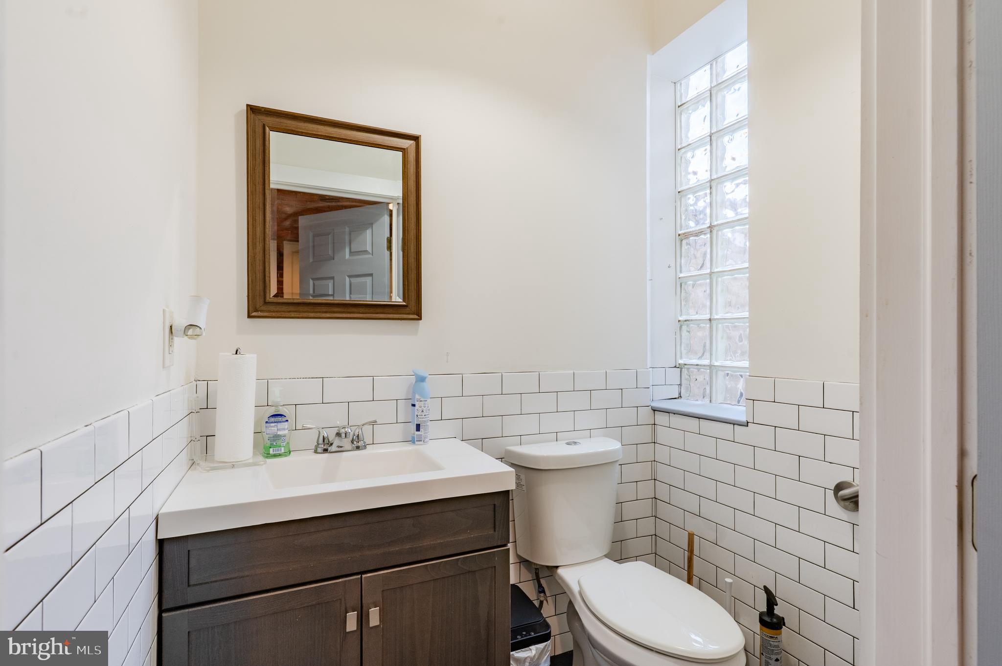 QUEEN VILLAGE - Commercial Lease