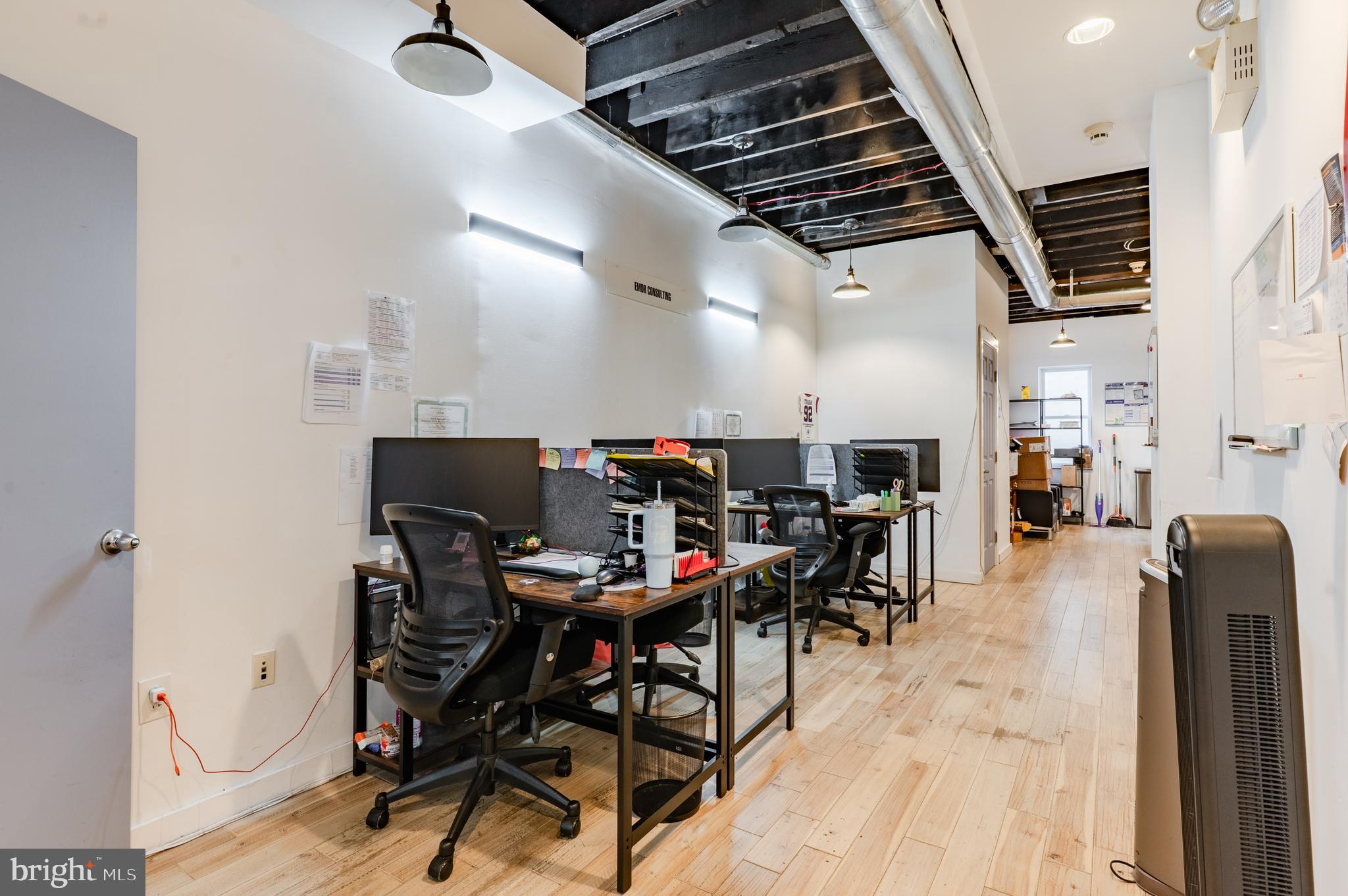 QUEEN VILLAGE - Commercial Lease