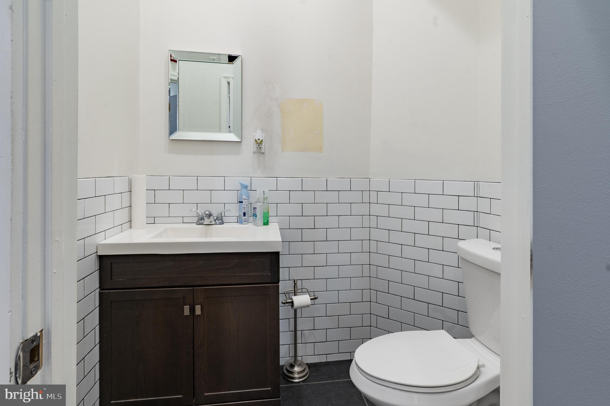 QUEEN VILLAGE - Commercial Lease