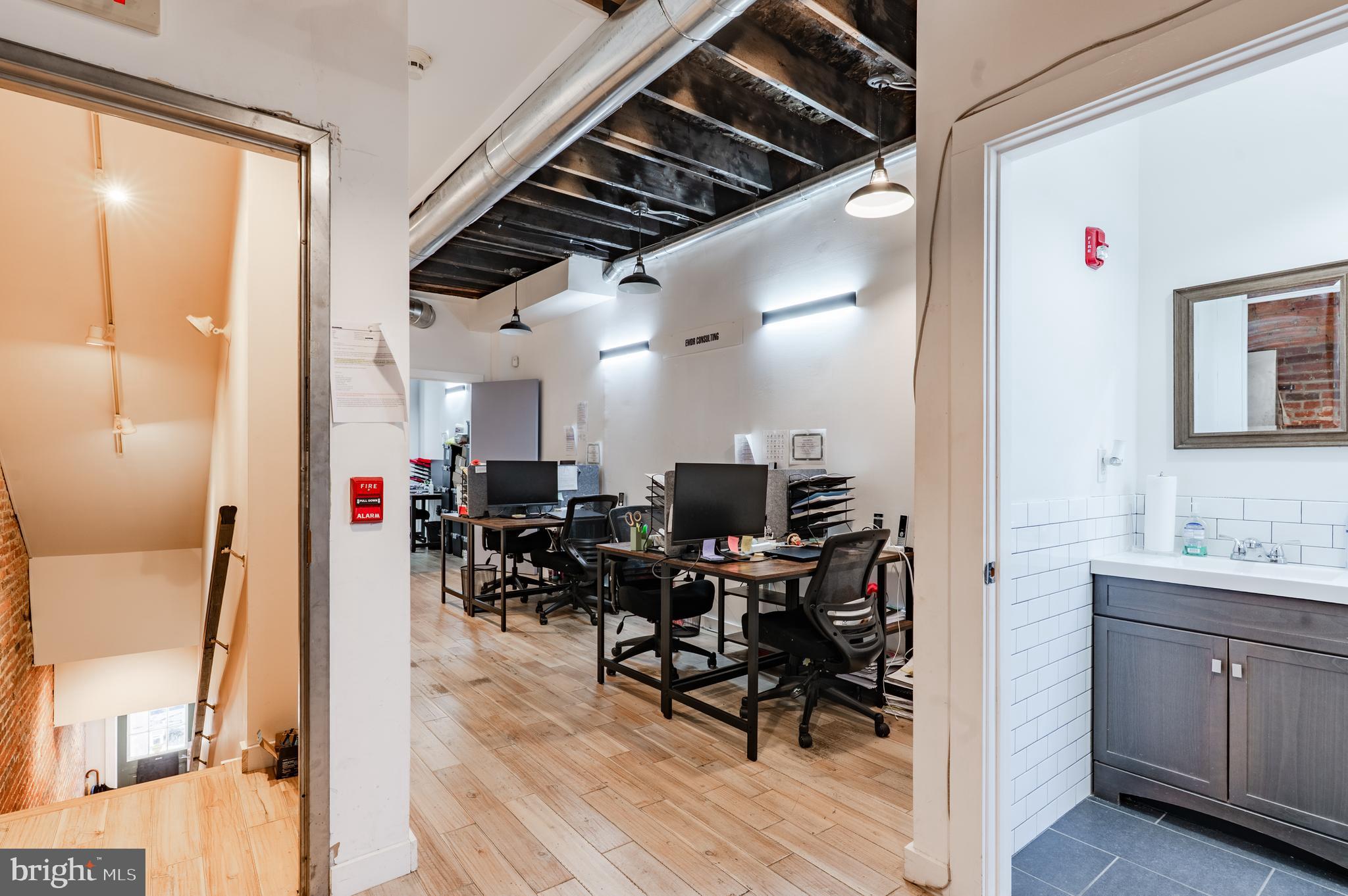 QUEEN VILLAGE - Commercial Lease