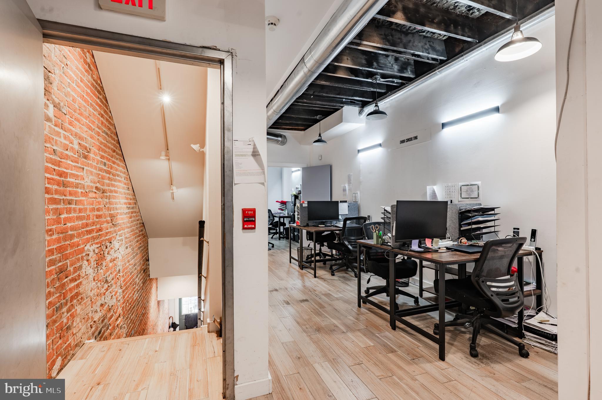 QUEEN VILLAGE - Commercial Lease