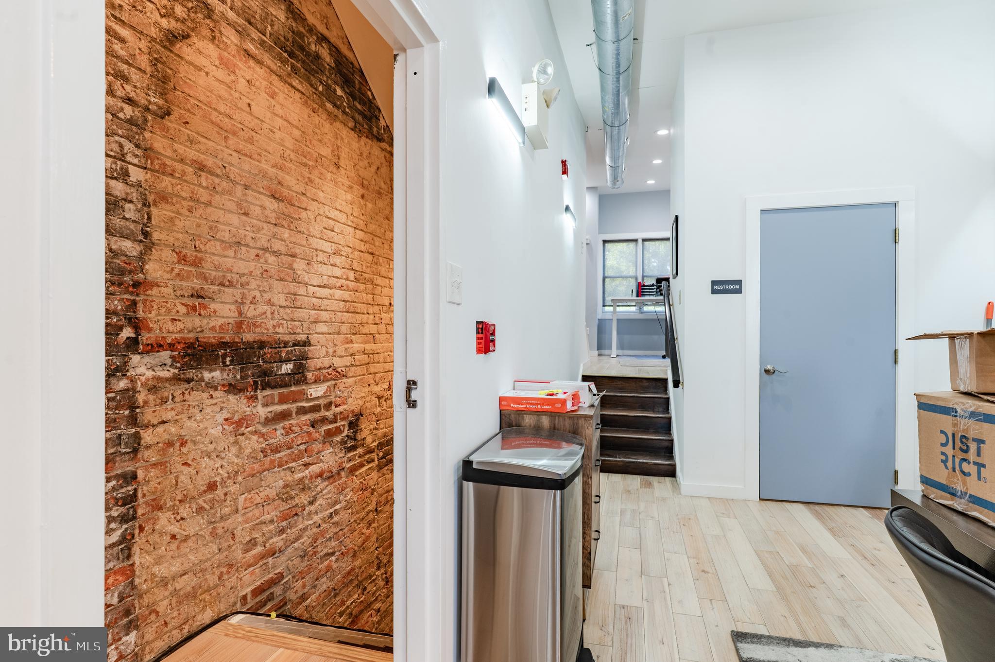 QUEEN VILLAGE - Commercial Lease