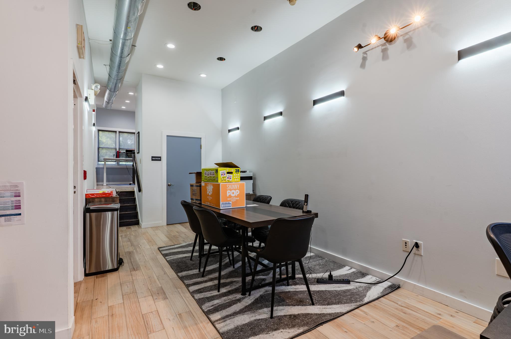 QUEEN VILLAGE - Commercial Lease