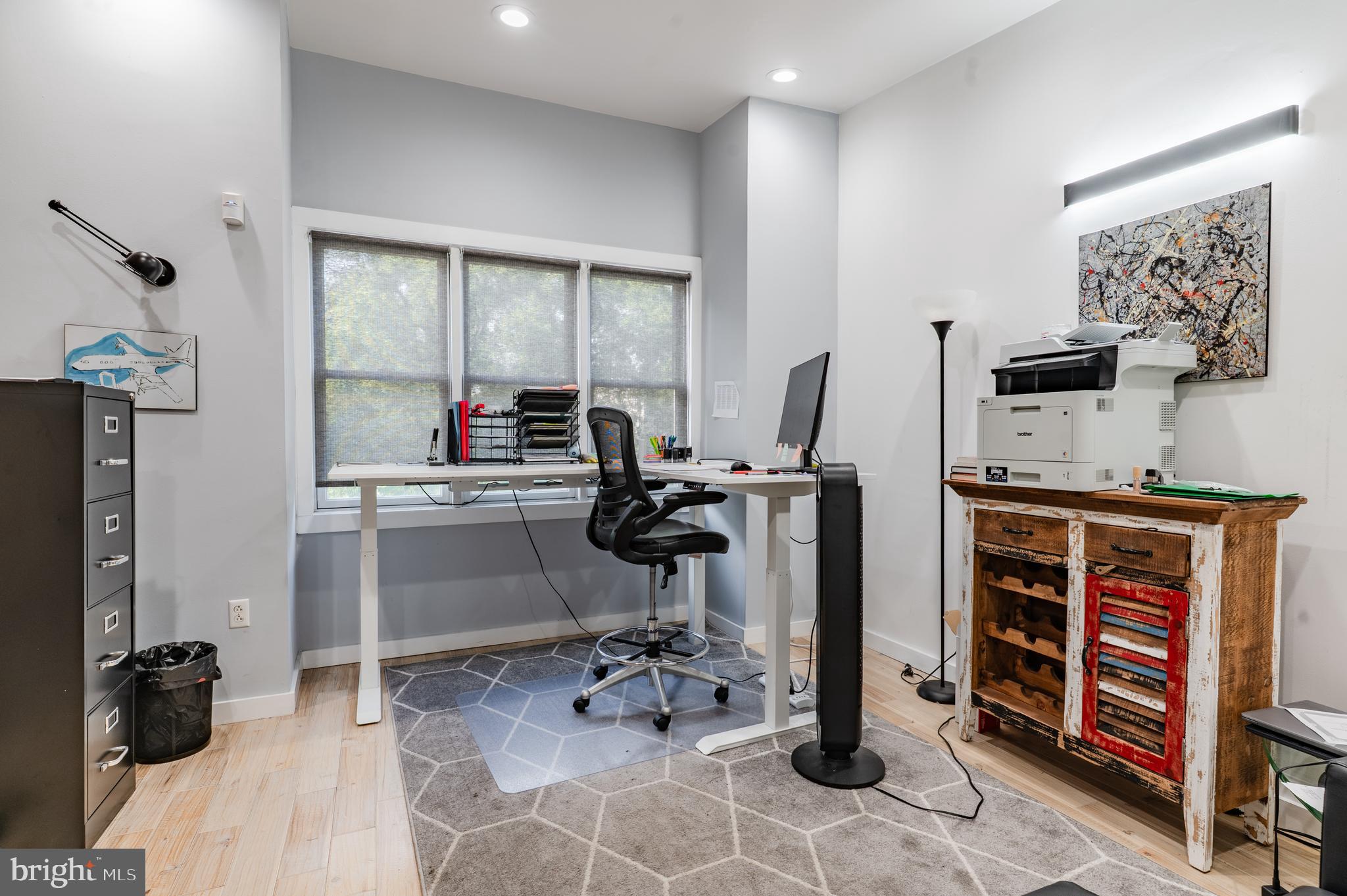 QUEEN VILLAGE - Commercial Lease