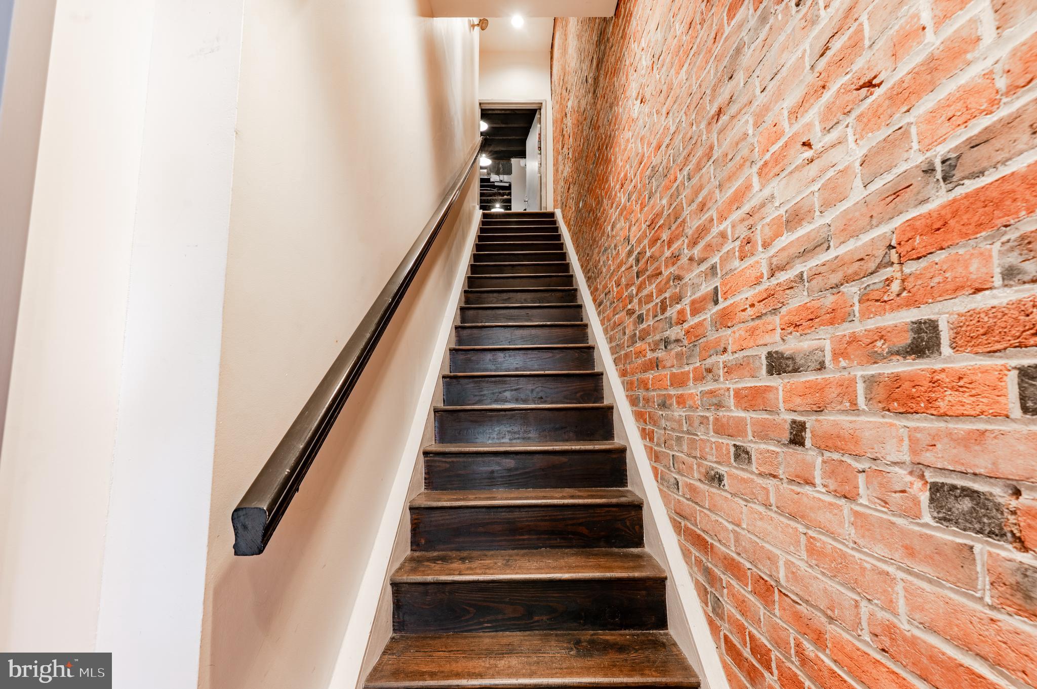 QUEEN VILLAGE - Commercial Lease