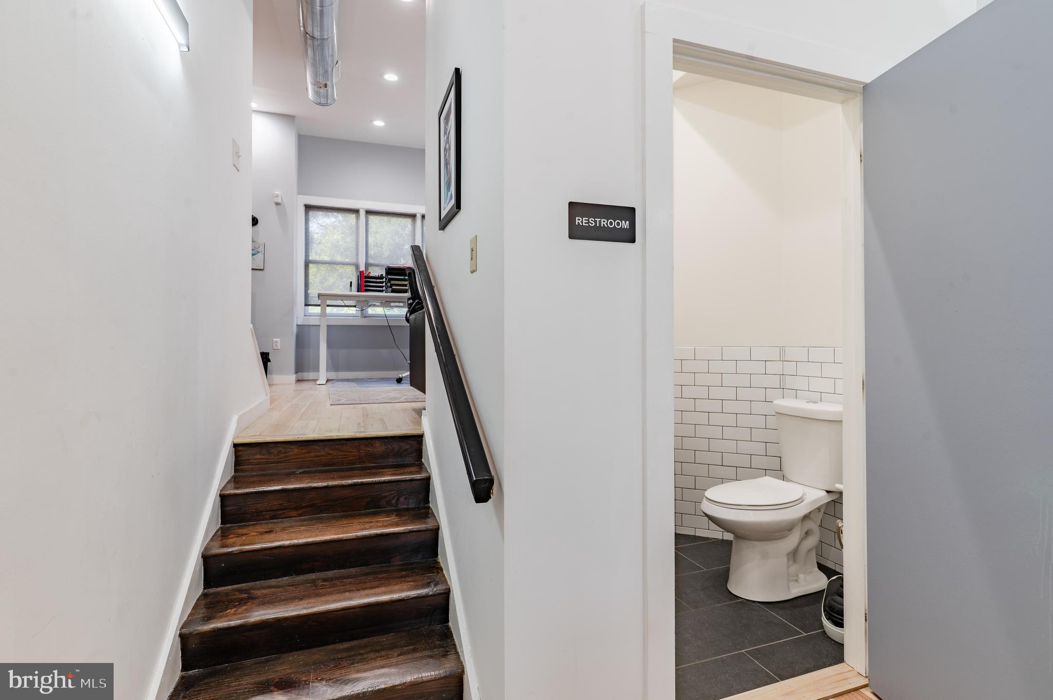 QUEEN VILLAGE - Commercial Lease