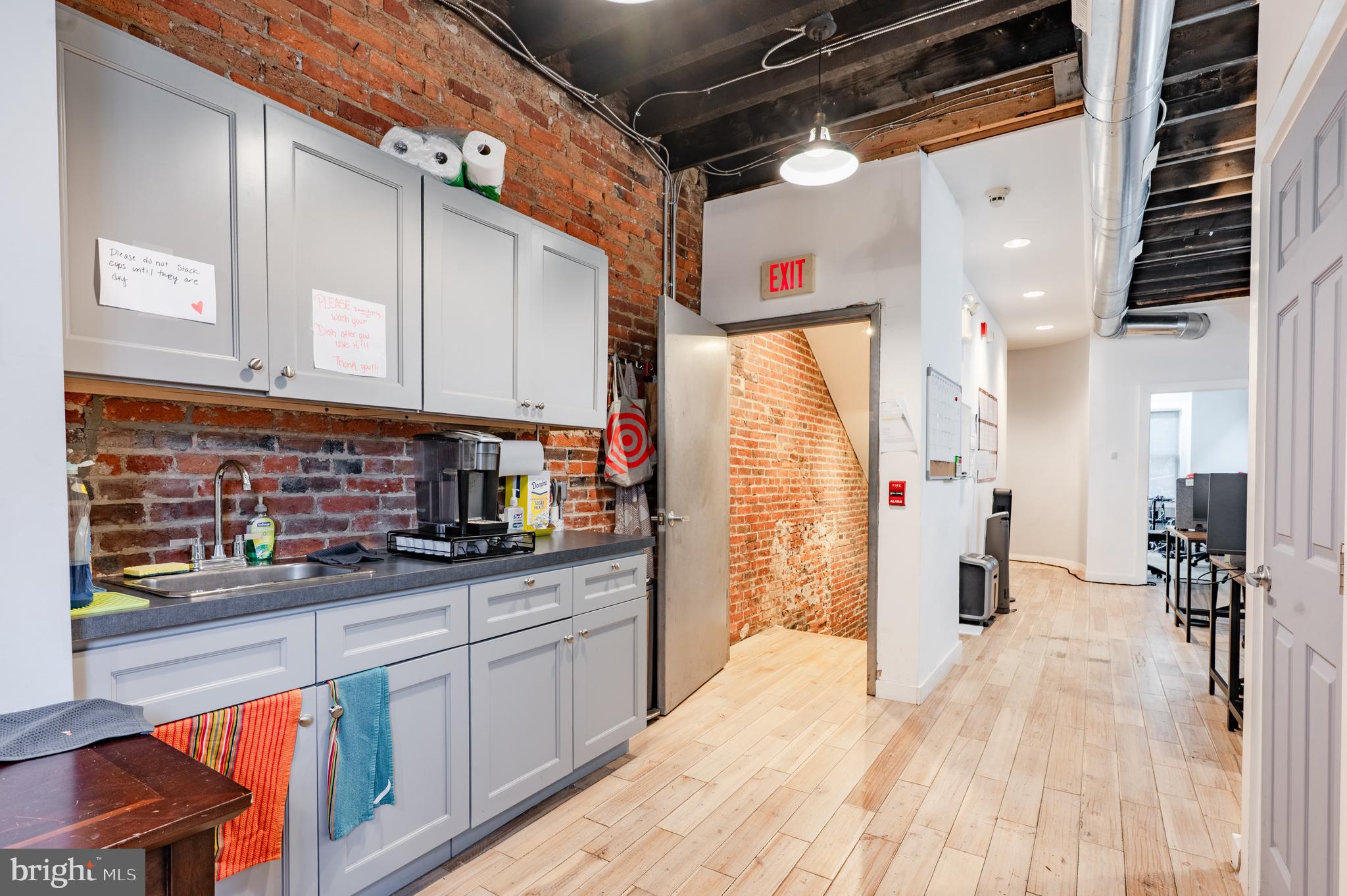 QUEEN VILLAGE - Commercial Lease