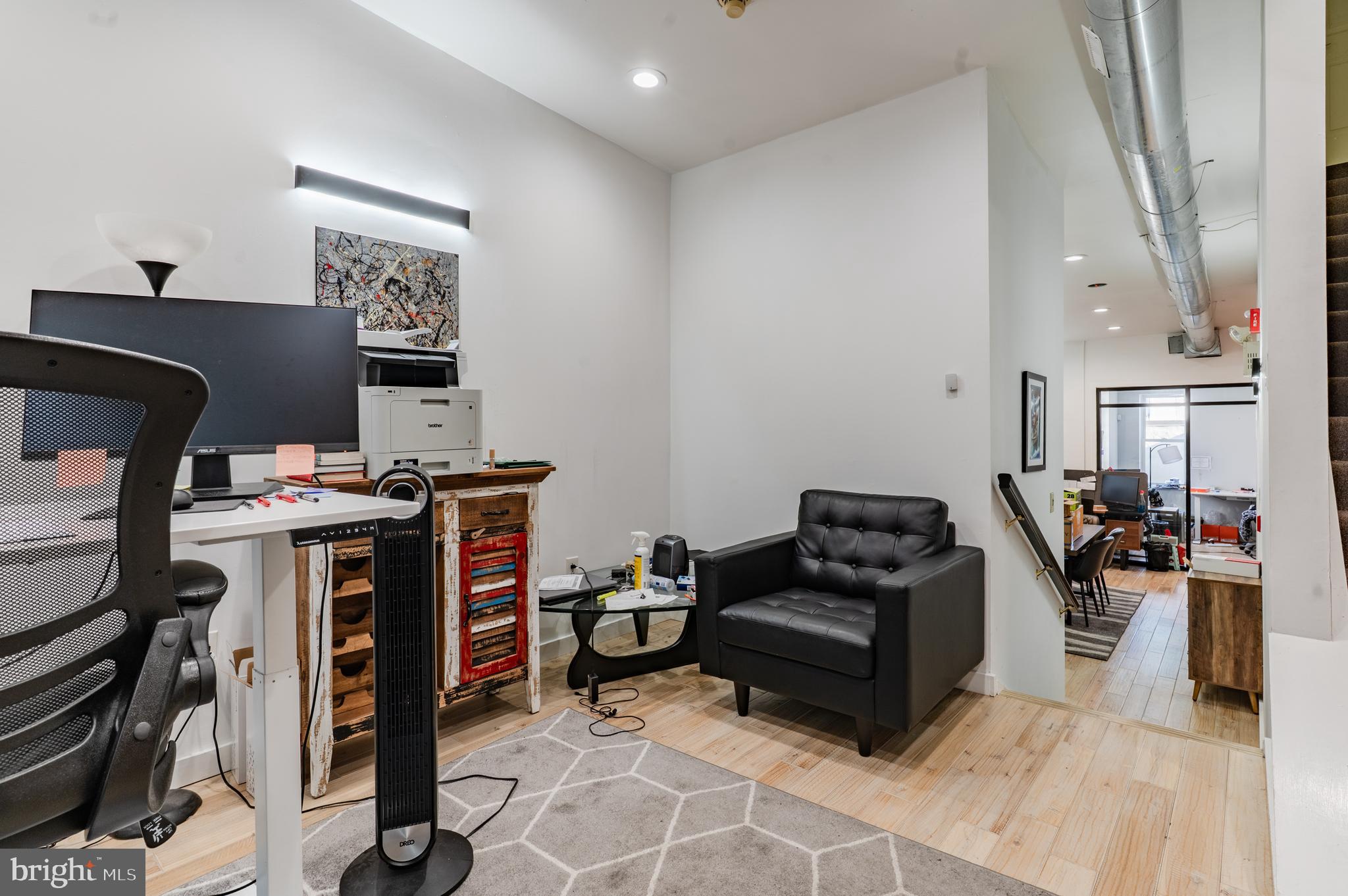 QUEEN VILLAGE - Commercial Lease