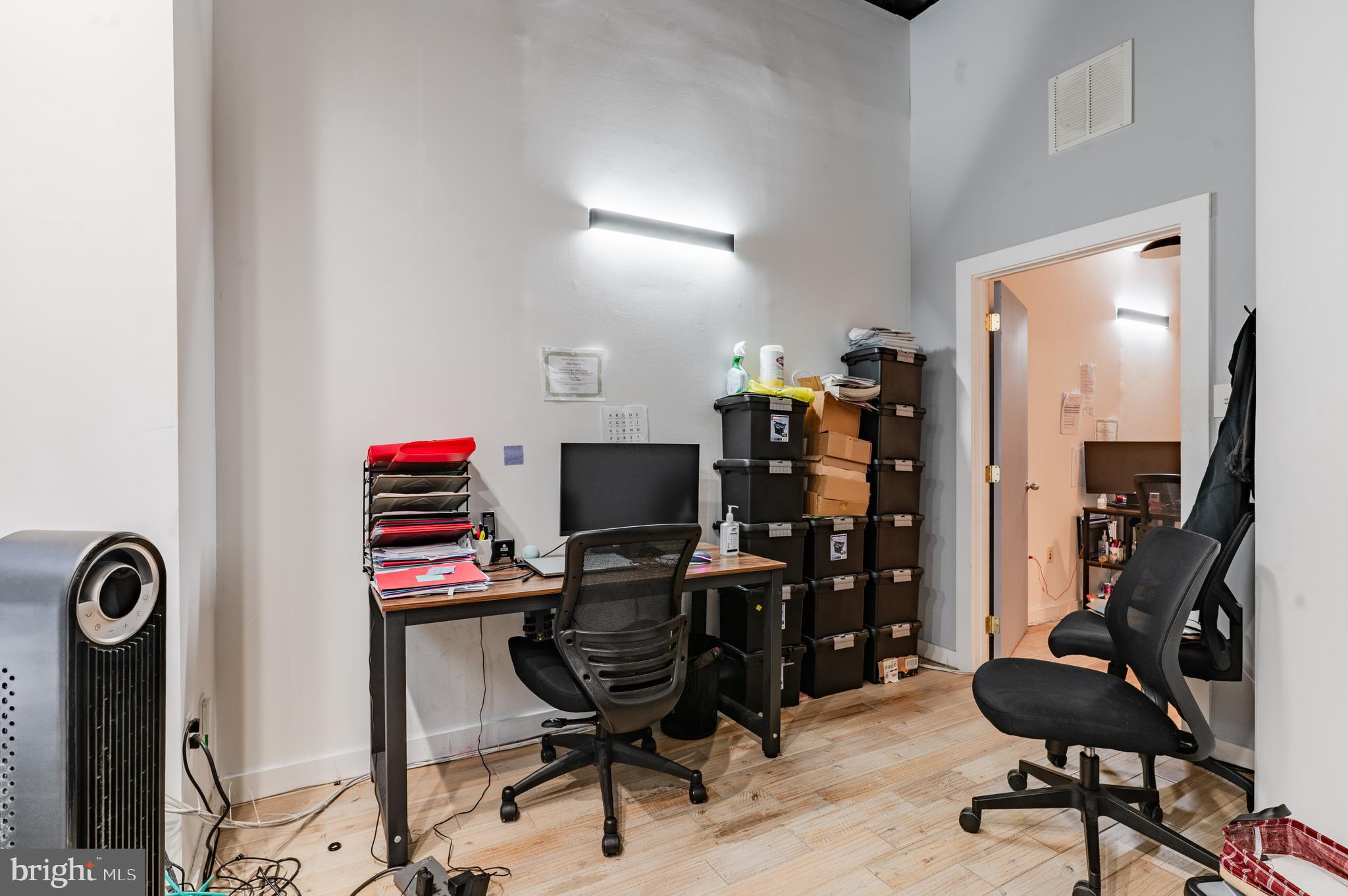 QUEEN VILLAGE - Commercial Lease