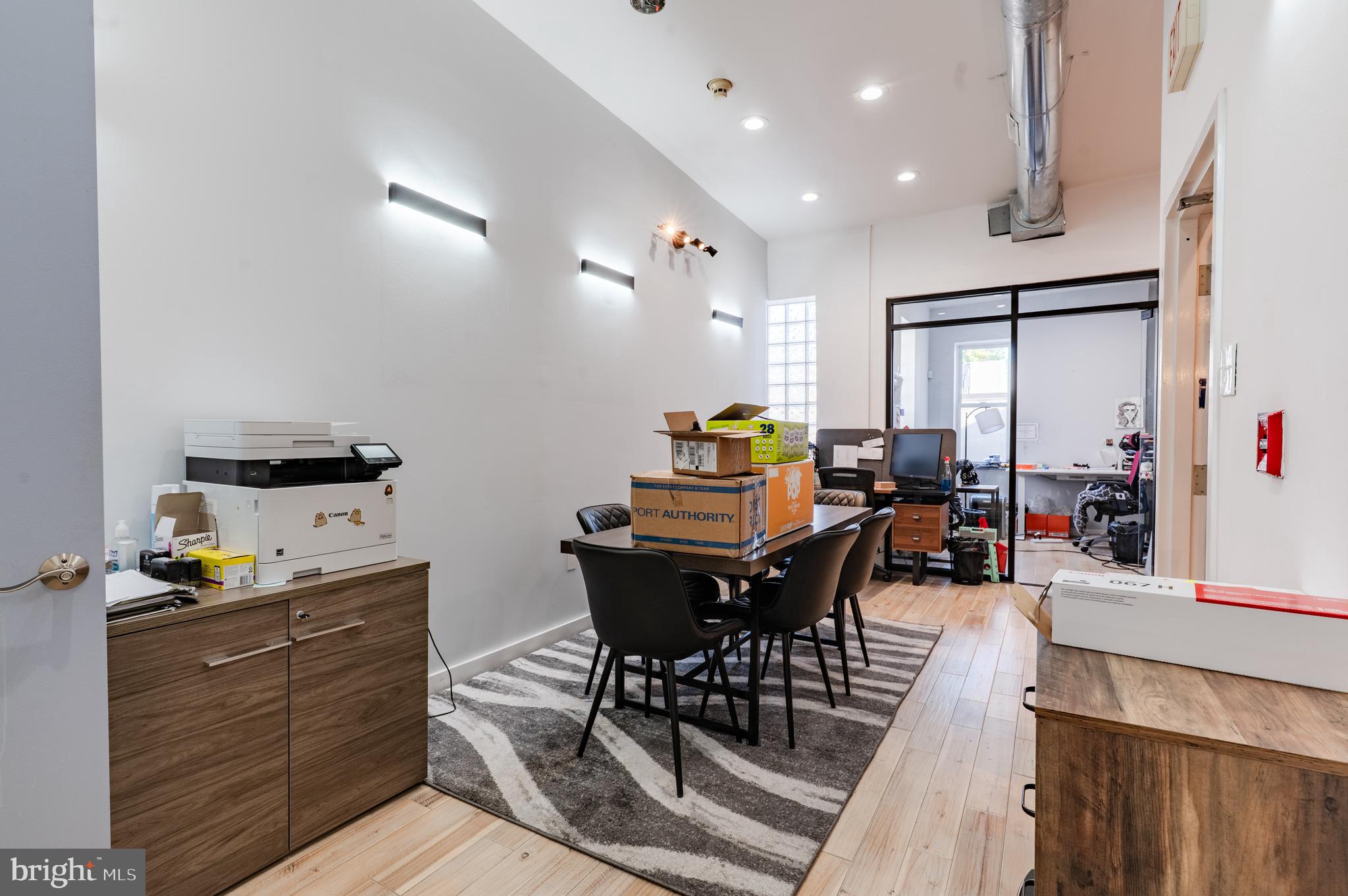 QUEEN VILLAGE - Commercial Lease