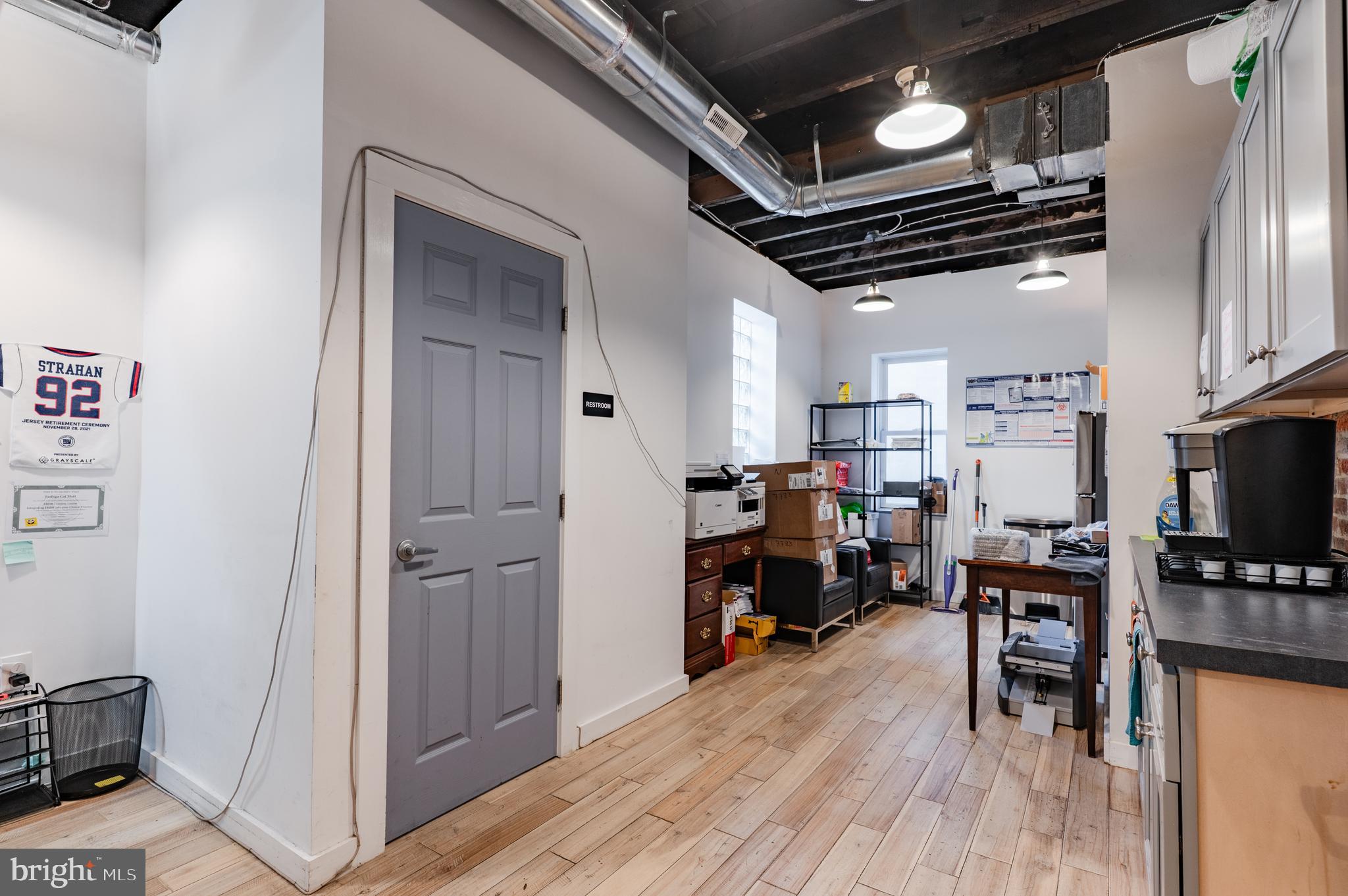 QUEEN VILLAGE - Commercial Lease