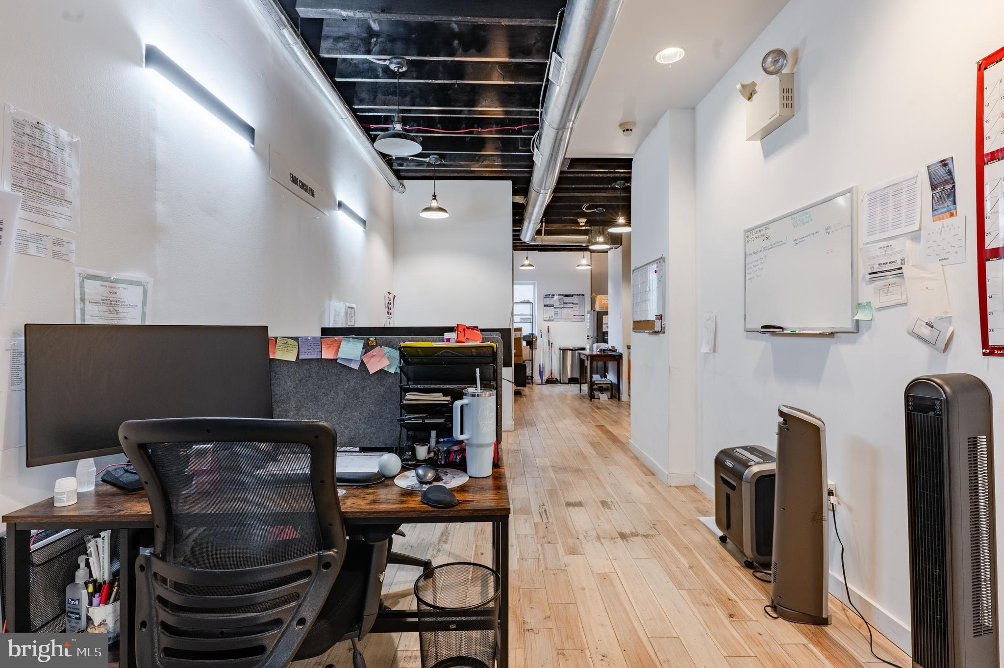 QUEEN VILLAGE - Commercial Lease