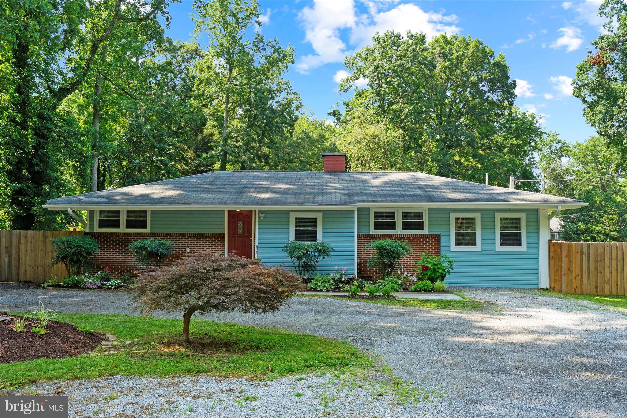 I wanted to share with you a great opportunity in Edgewater, Maryland — a charming single-level Rambler-style home, great location!!!
🏡 3 Bedrooms | 1 Full Bathroom
🌿 Large lot with lots of potential
✅ Great for living or as an investment opportunity