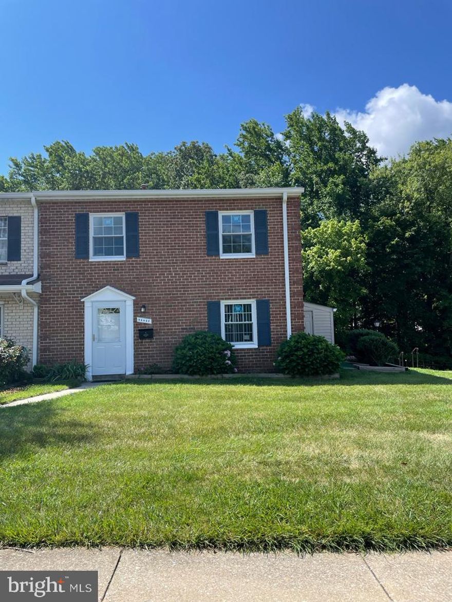 Corner unit Beautiful cozy townhouse 3 level /freshly renovated /Ready to pass to new owner .water bill included in condo dues .