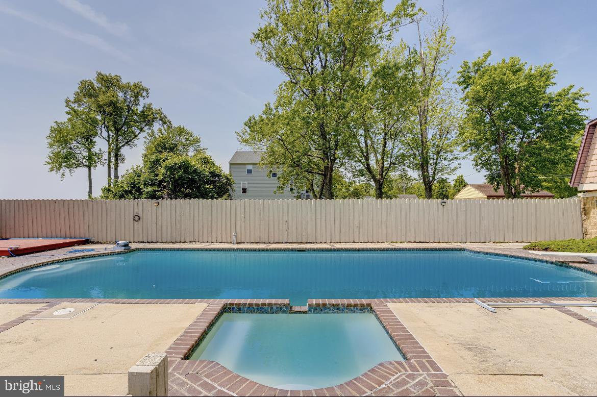 BOWLEYS QUARTERS - Residential