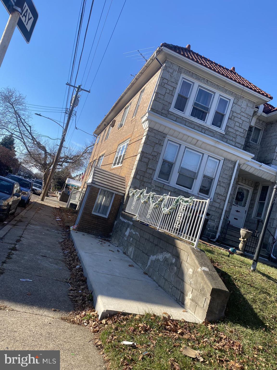 Main image without alt text