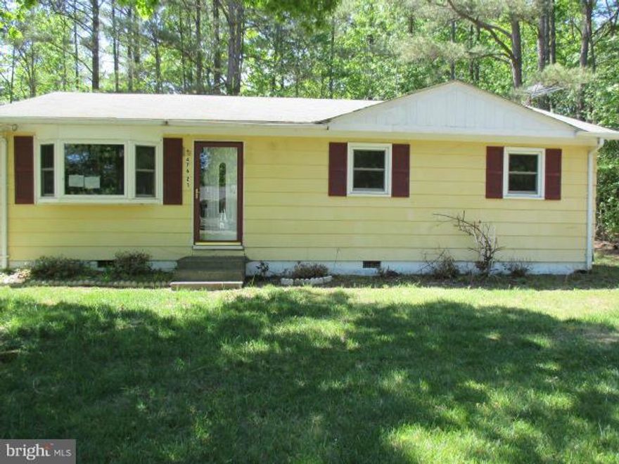 NICE LITTLE RANCHER ON .53 ACRES OFFERS MAIN LEVEL LIVING WITH THREE BEDROOMS AND 1 BATH. COVERED FRONT PORCH AND DEEP REAR YARD . OPEN FLOOR PLAN WITH NICE KITCHEN AND LIVING ROOM. HOME NEEDS TLC AND WOULD MAKE A GREAT STARTER HOME. CLOSE TO SCHOOLS & SHOPPING . EASY ACCESS TO RT 235 . AGENTS PLEASE VIEW DOCUMENTS UPLOADED ON THIS MLS FOR CONTRACT DETAILS.