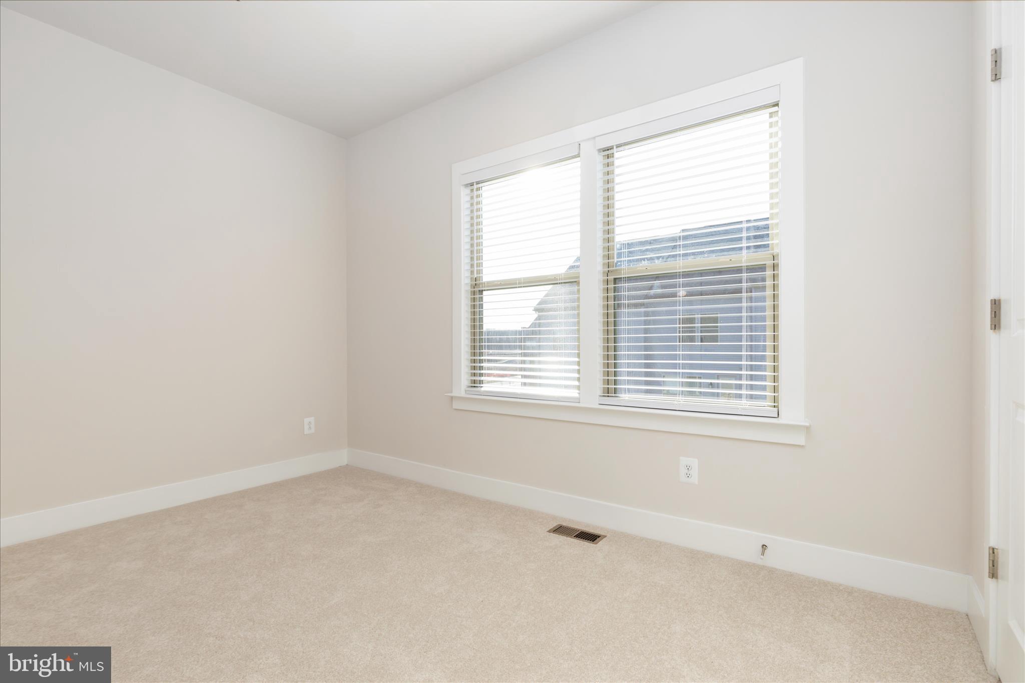 INNOVATION TOWN CENTER - Residential Lease