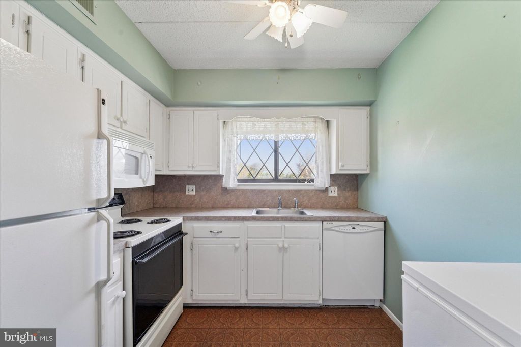 Photo of 5200 Hilltop Drive #V13, BROOKHAVEN, PA 19015 (MLS # PADE2101534)