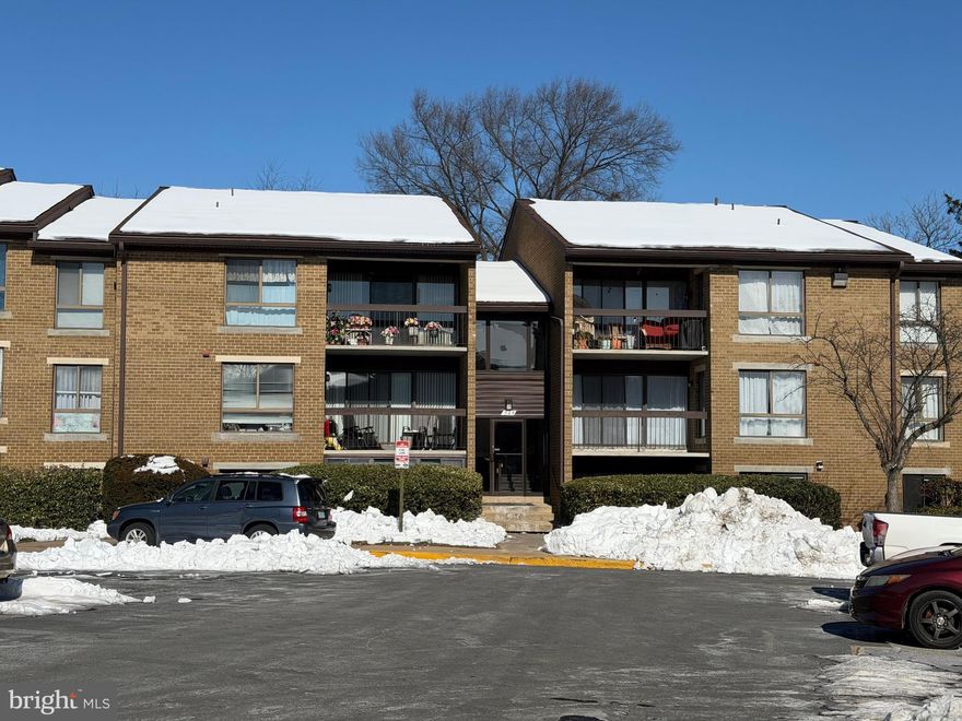 *** Investor Special***

Top floor.  Spacious 1 Bedroom + office, 1 Bathroom Unit.  Located in Jefferson Mews Community.  HVAC, Major Appliances replace in 2020.  Granite countertops.  AS IS.  Cash purchase preferred.  Owner/Agent