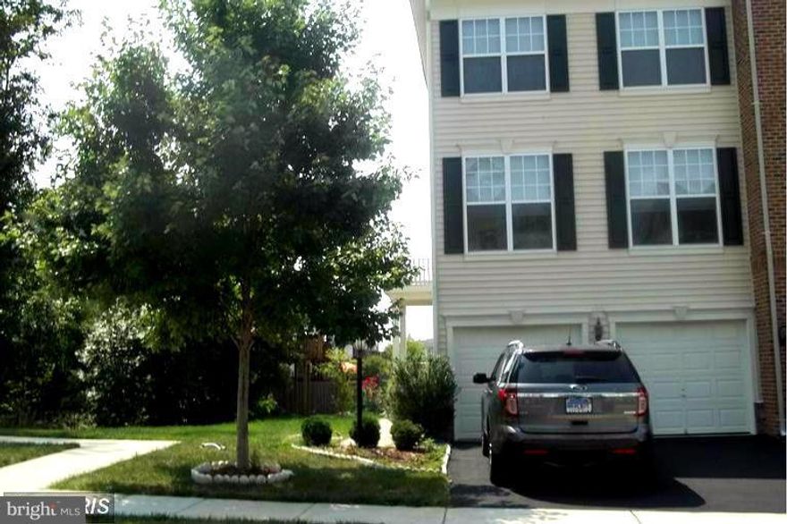 WHAT A BEAUTY!!! HUGE END UNIT THAT SHOWS LIKE A MODEL! HARDWOODS, GRANITE, STAINLESS STEEL APPLIANCES, KITCHEN ISLAND, EAT IN KITCHEN, SEPERATE DINING ROOM, LARGE DECK, SPACIOUS BEDROOMS, MASTER SUITE WITH LUXURY BATH, BEDROOM LEVEL LAUNDRY, BRIGHT & AIRY HOME, OPEN FLOORPLAN THAT FLOWS BEAUTFULLY AND A 2 CAR GARAGE! A MUST SEE!!