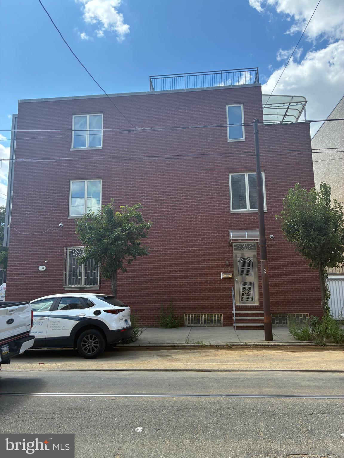 LARGE CORNER HOUSE : 1ST FL WITH KITCHEMN,DINING RM. BATH RM. ACESS TO GARAGE ,
& ACESS TO SIDE YARD, SRORAGE RM, 2ND FL. WITH 2 BED RM. WASHER, DRYER RM, BATHRM, 3RD FL. HAS 1LARGE MASTER BED RM. LARGE BATH 2 LARGE CLOSET, 1MORE RM. CAN BE ADDITIONAL BED RM . HIGH END HARDWOOD FLOOR THRU WHOLE HOUSE, KITCHEN HAS ALL STANLESS STEEL : NEW DOUBLE DOOR FRIDGE, MARBLE COUNTER TOP & PLENTY KITCHEN CABINET. FROM 3 RD FL. HAS STAIRWAY GO TO LARGE ROOF DECK , FULL FINISHED BASEMENT
WITH CERAMIC TITLES & STRORAGE RM, ALSO HAS CENTRAL AIR , HEATER , BOILER IN BASEMENT., HOUSE IN VERY GOOD LAYOUT & MOVE IN CONDITION, SELLER JUST REDUCED 33,500. FOR QUICK SALE, DON'T MISS IT.