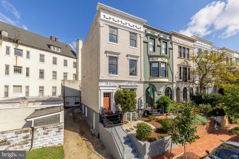 Photo of 118 E Street SE, WASHINGTON, DC 20003 (MLS # DCDC2223708)