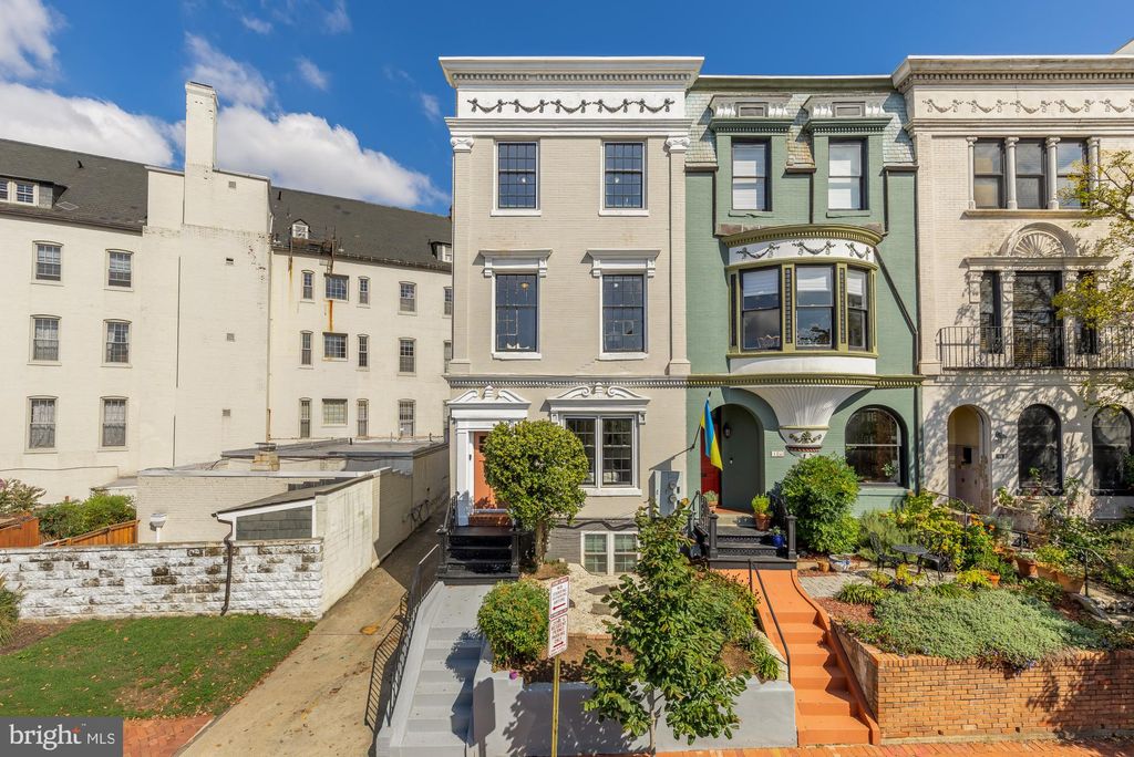 Photo of 118 E Street SE, WASHINGTON, DC 20003 (MLS # DCDC2223708)