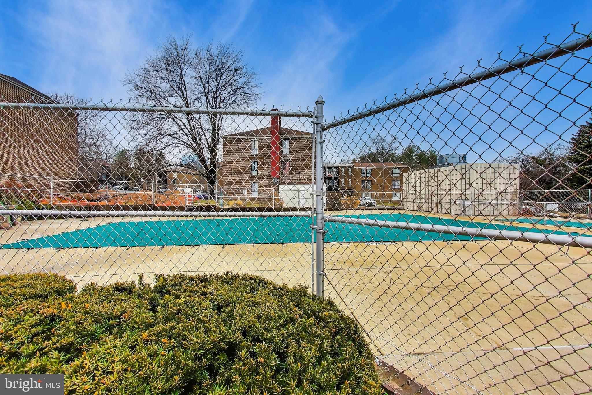 CAMELBACK VILLAGE - Residential