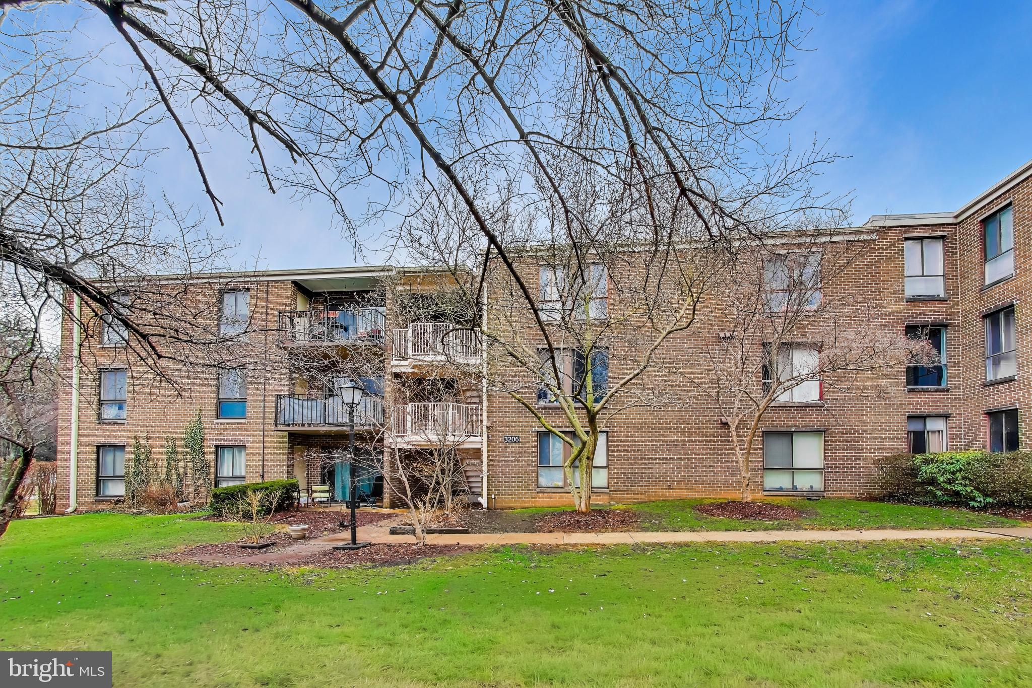 CAMELBACK VILLAGE - Residential