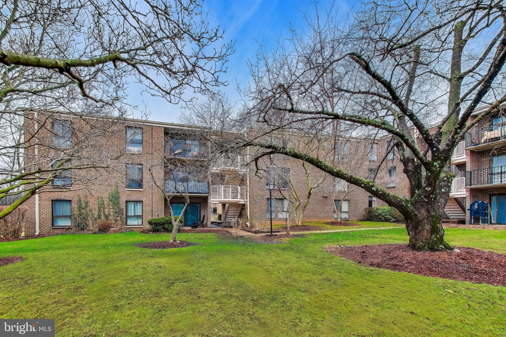 CAMELBACK VILLAGE - Residential