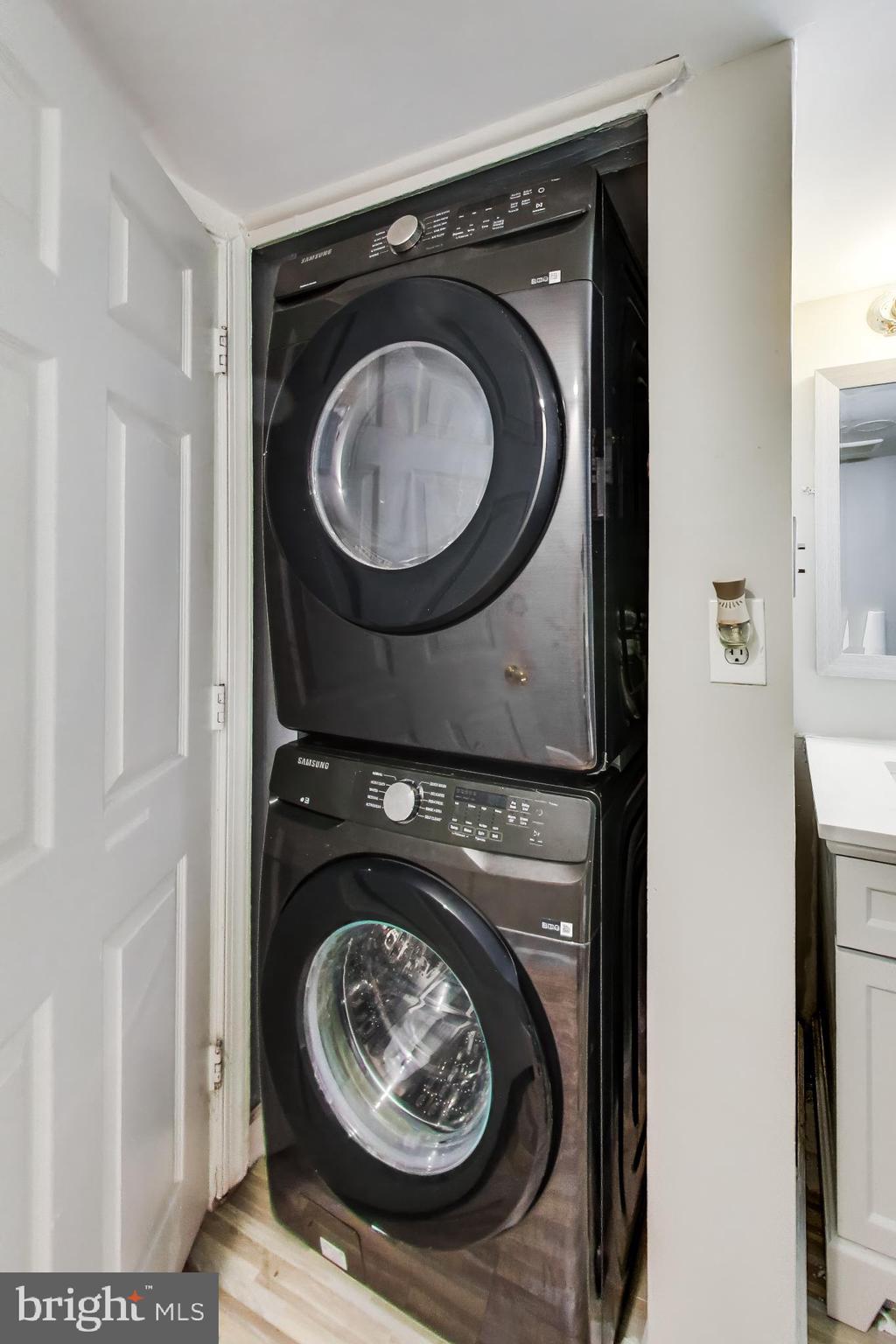 CAMELBACK VILLAGE - Residential