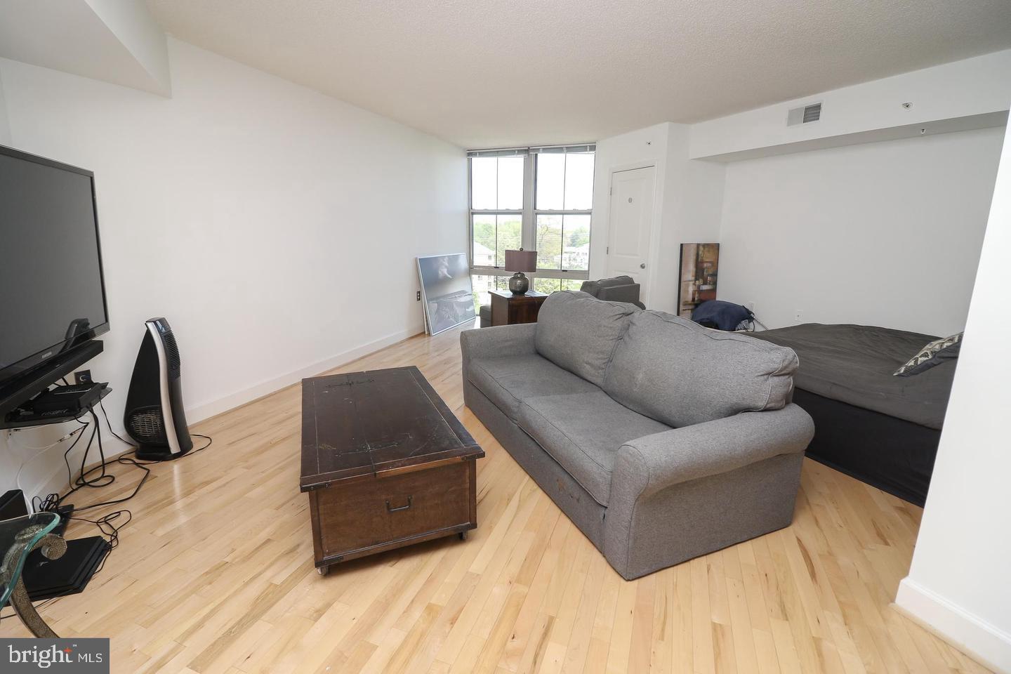 CARLTON HOUSE - Residential Lease