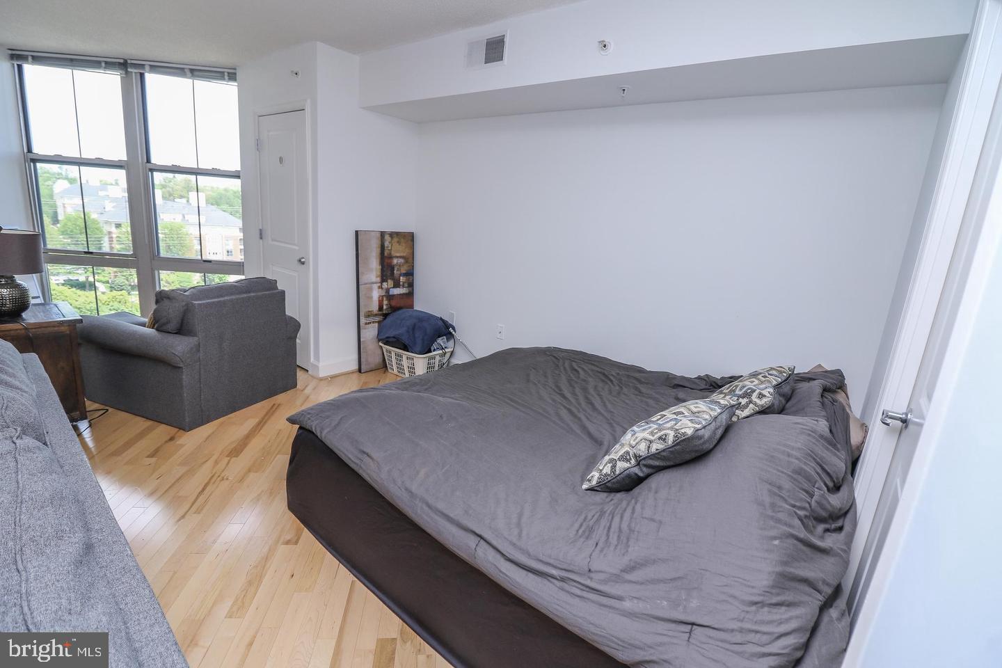 CARLTON HOUSE - Residential Lease