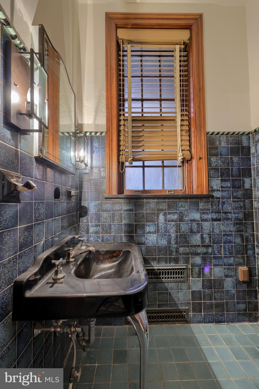 CENTRAL BUSINESS DISTRICT - Commercial Sale