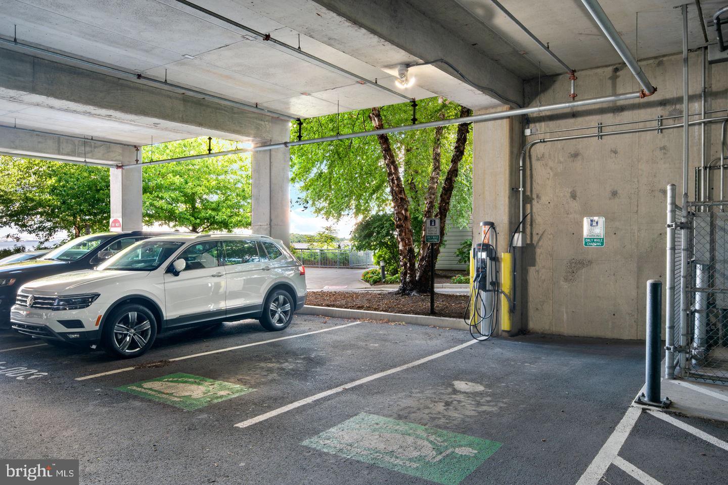 WATERFRONT SQUARE - Residential