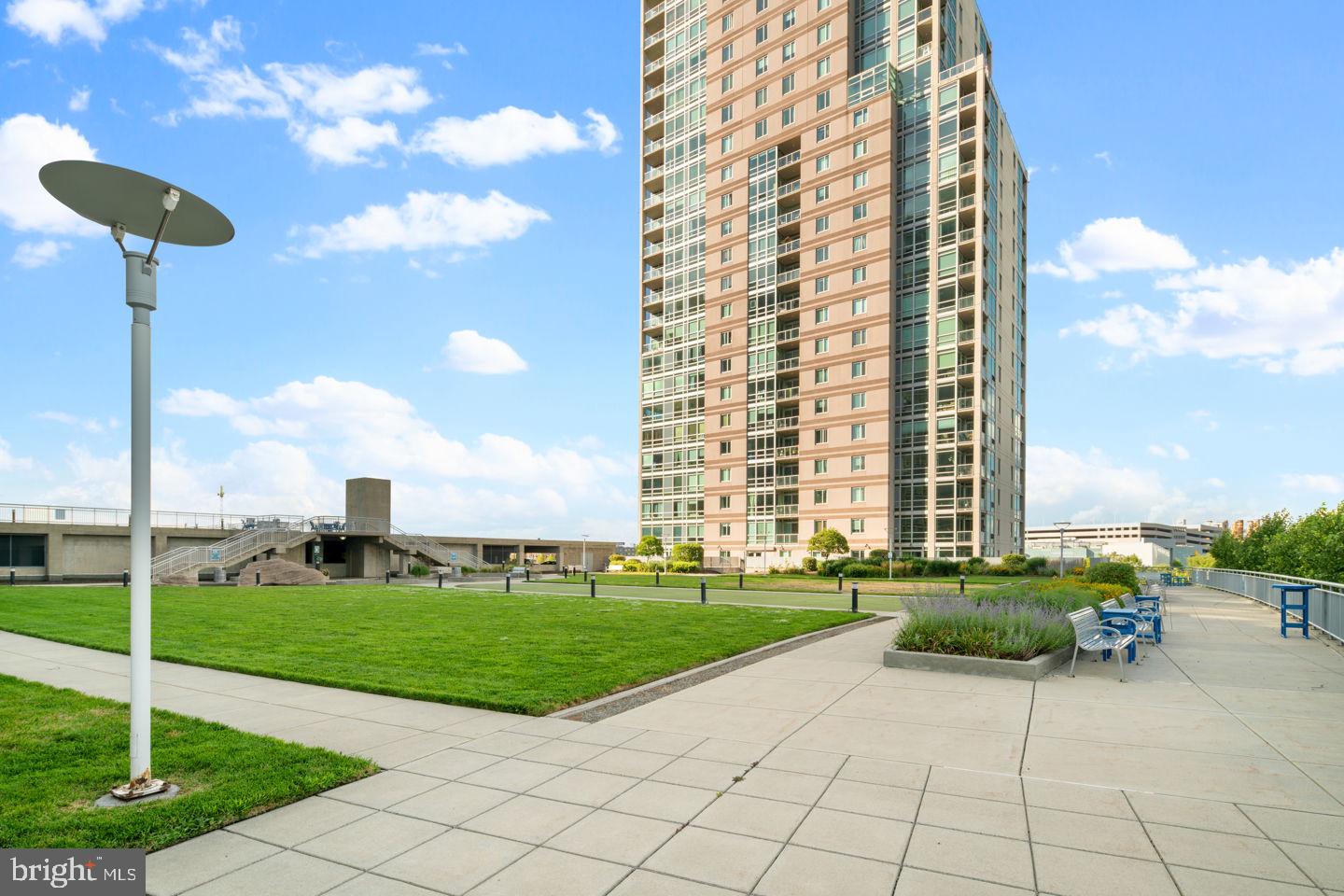 WATERFRONT SQUARE - Residential