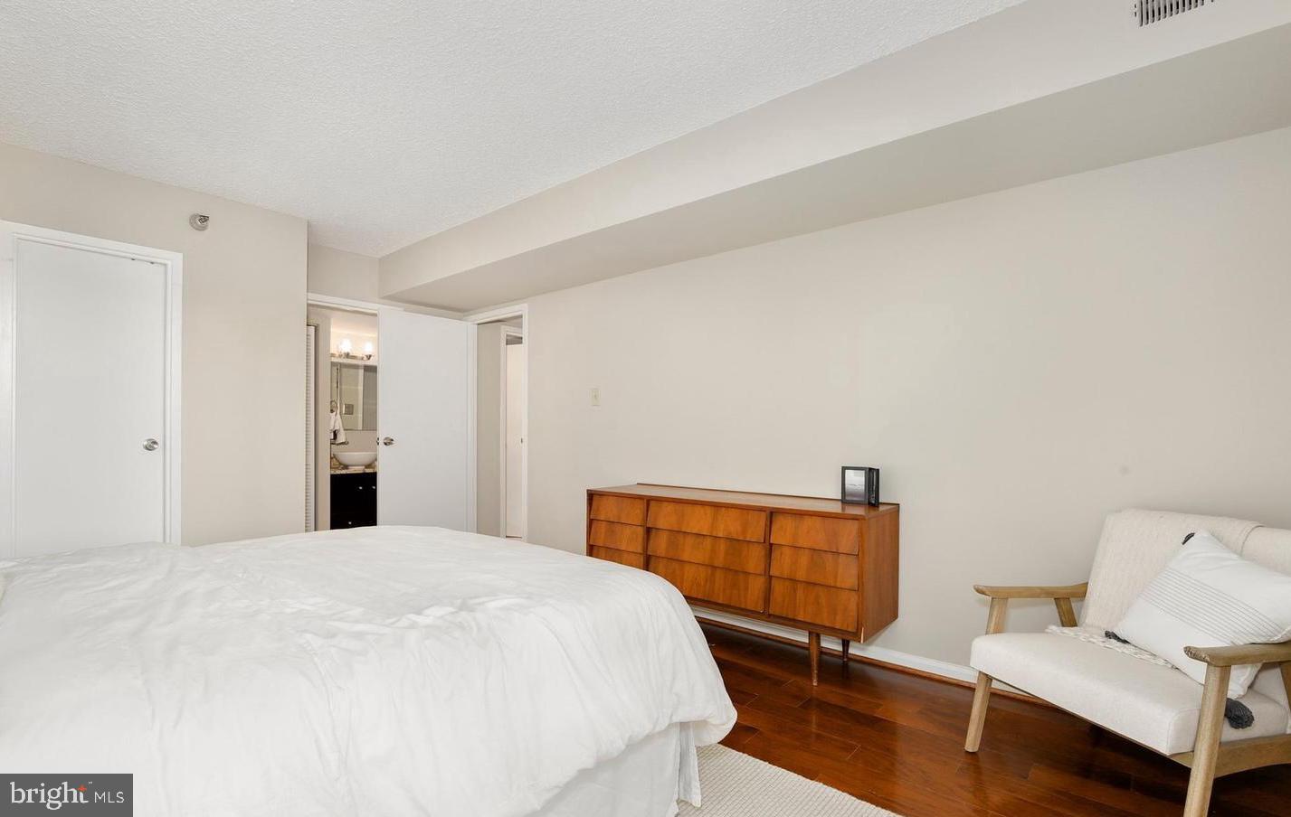 CHELSEA TOWERS - Residential