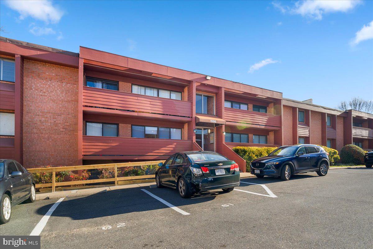 GEORGE MASON VILLAGE - Residential