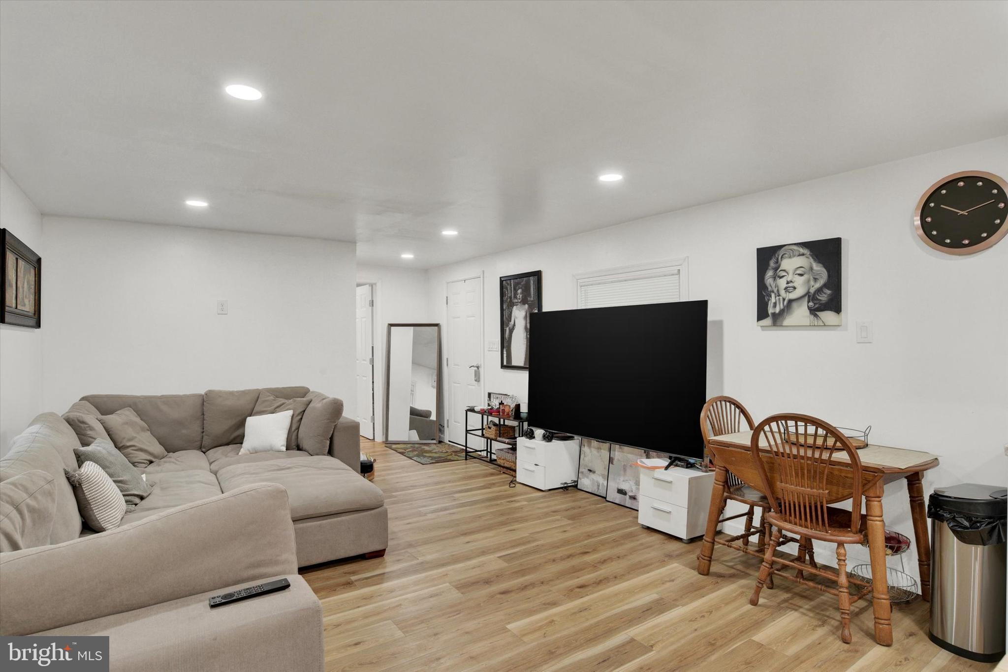 6 BUTTONWOOD LANE
